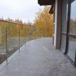 Как выбрать и установить стеклянное ограждение для балкона