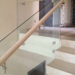 Выбор ограждений для бетонной лестницы в доме