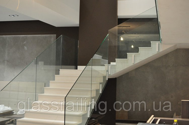 Пример стеклянных ограждений лестницы для бутика от Аспект-Плюс