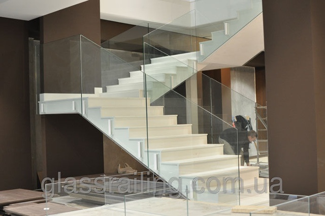 Пример ограждений для лестницы из стекла от Аспект-Плюс