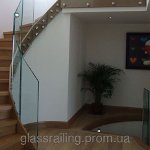 Лестничные ограждения из стекла и металла как часть дизайна интерьера