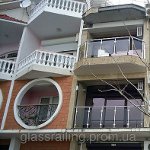 Стеклянные ограждения балконов в жилых домах