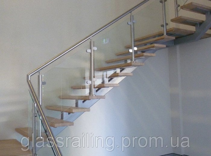 Пример лестницы на стальных косоурах от Аспект-Плюс