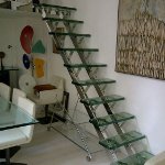 Лестницы на металлических косоурах в жилых пространствах
