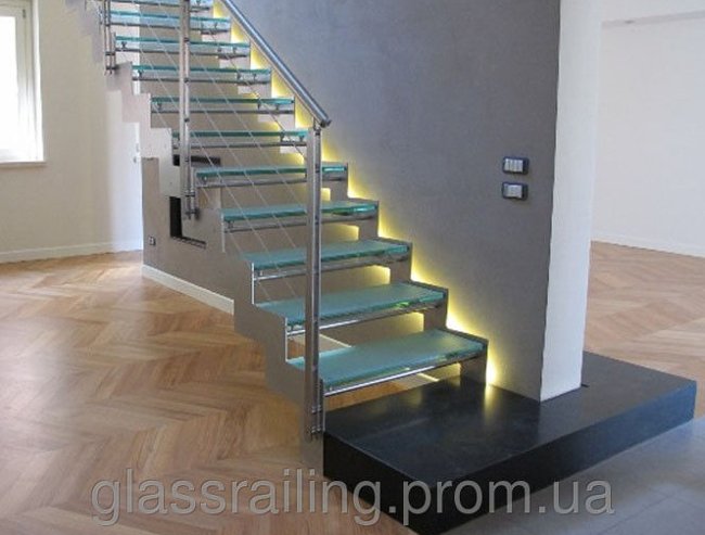 Пример прямой лестницы из стекла и металла от Аспект-Плюс