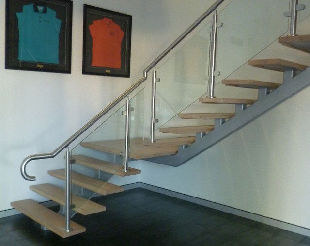 Пример лестницы с деревянными ступенями и стеклянным ограждением от Аспект-Плюс